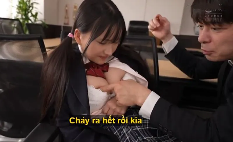 Trong suốt 3 năm, thầy giáo rèn luyện cô học trò ngực đẹp thành "chiếc bình đựng tinh"